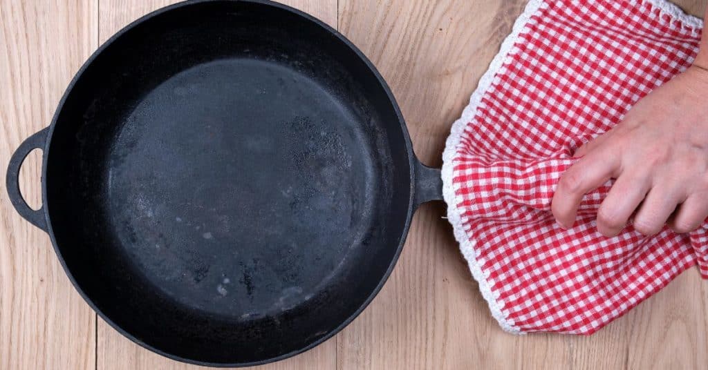 Cast iron pan cleaning guide