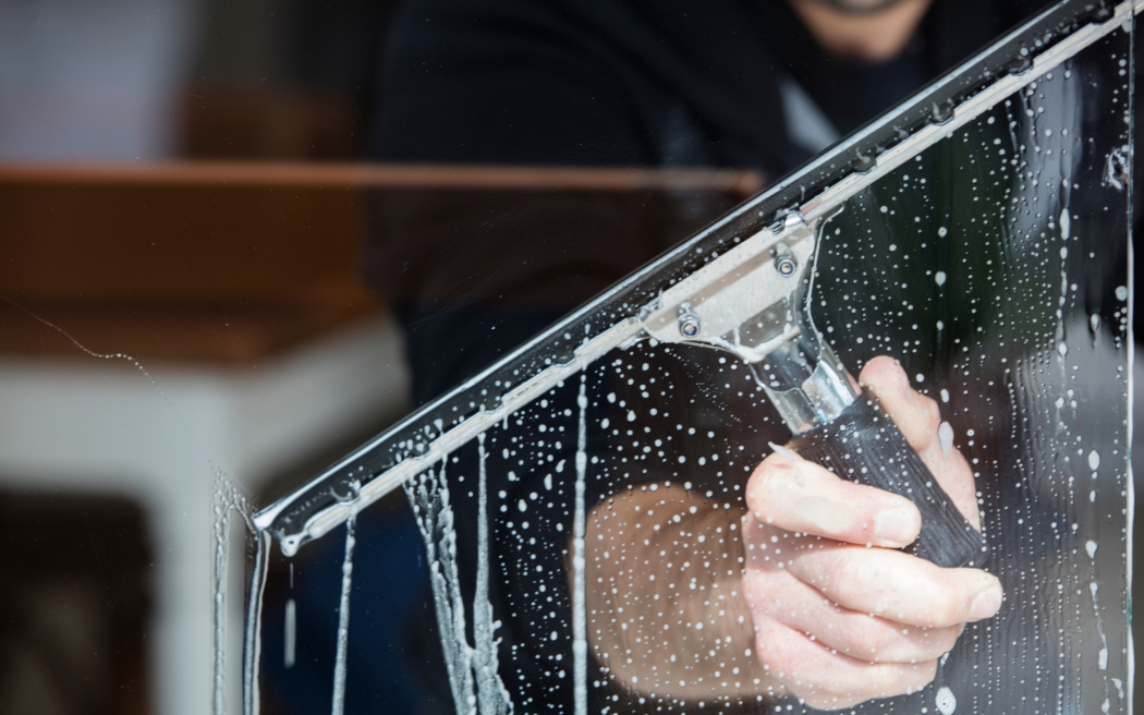 how to clean plastic windows