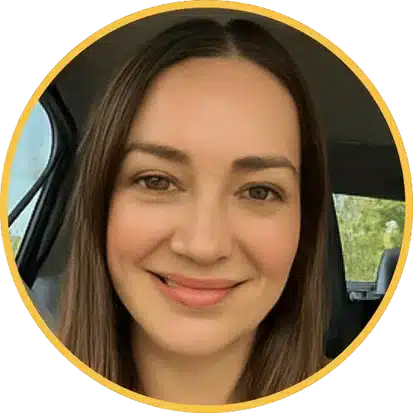 Andrea, your expert local cleaning professional from Hellamaid in Kingston, providing detailed and exceptional cleaning services.